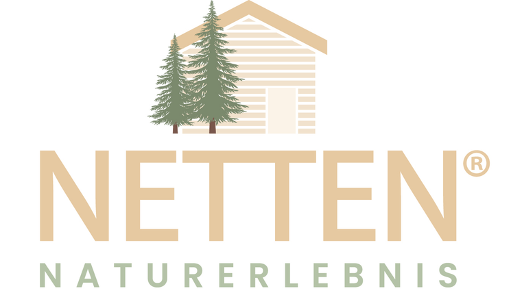 Ein einfaches Logo mit dem Text "NETTEN" und dem Untertitel "NATURERLEBNIS". Darüber sind zwei stilisierte Tannenbäume und ein Holzhaus abgebildet.