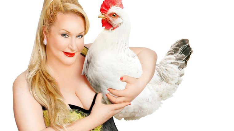 <p>Daphne Deluxe mit Hahn auf dem Arm</p>