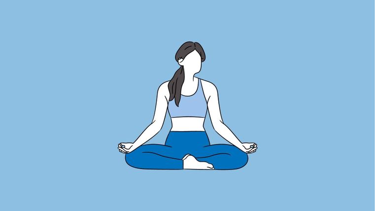 Eine stilisierte Darstellung einer sitzenden Frau in Meditationshaltung. Sie trägt Sportbekleidung in Blau und hat einen entspannten Gesichtsausdruck.