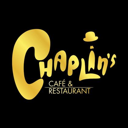 Ein stilvolles Logo für Chaplin's Café & Restaurant. Es zeigt den Schriftzug in goldener Farbe auf schwarzem Hintergrund.