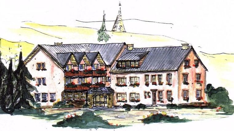 Een charmant gebouw met meerdere verdiepingen, dat traditioneel is ingericht. Omgeven door natuur en zachte heuvels biedt het een uitnodigende sfeer.