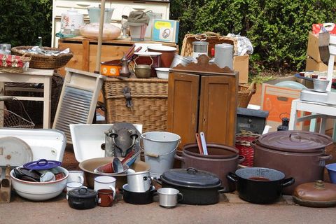 Troepelgoederen, Servies, Houten meubels
