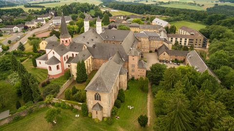 Blick von oben aufs Kloster Steinfeld, welches direkt am Eifelsteig liegt