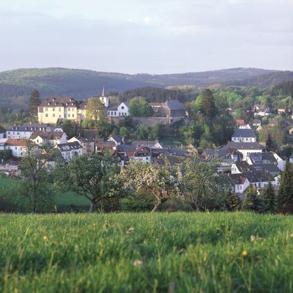 View of the town of Daun with green hills in the background.