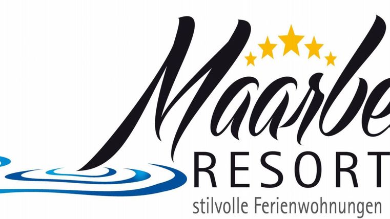 Das Logo des Maarberg Resorts zeigt stilvolle Ferienwohnungen mit einem eleganten Schriftzug. Fünf Sterne deuten auf die hohe Qualität des Resorts hin.