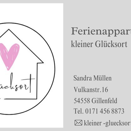 Een eenvoudig, elegant logo voor een vakantieappartement genaamd „kleiner Glücksort“. Het toont een huis met een hart en bevat contactgegevens voor de boeking.