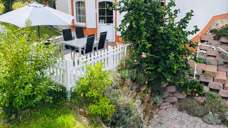 Terrasse und Parkplatz