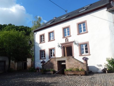 witte, gerestaureerde voormalige boerderij met trap voor de ingang