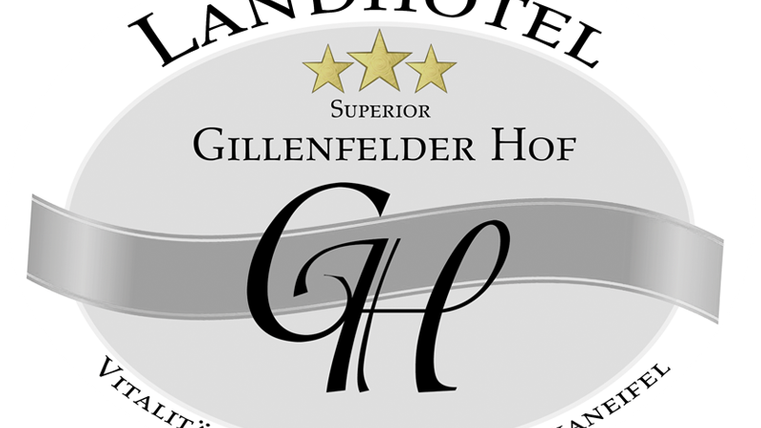 Ein elegantes Logo für das Landhotel "Gillenfelder Hof". Es zeigt den Namen des Hotels zusammen mit den drei Sternen und dem Slogan zur Vitalität im Gesundland Vulkaneifel.