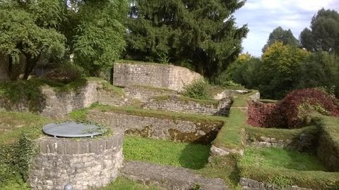 Resten van de opgraving. Ruïne met stenen