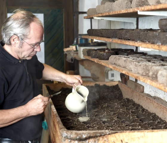 Lavakerzen werden gegossen, &copy; GesundLand Vulkaneifel