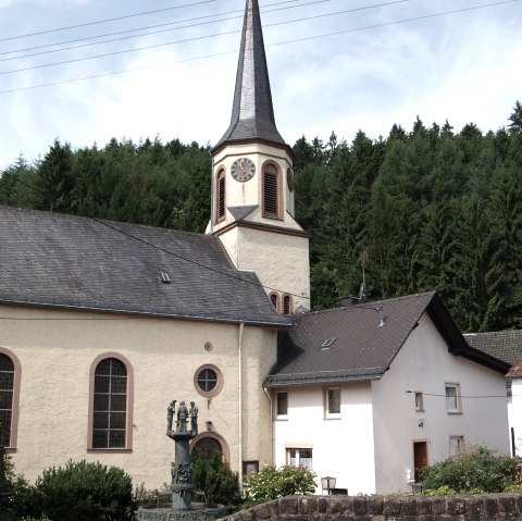 Kirche in Eisenschmitt mit Brunnen, &copy; GesundLand Vulkaneifel GmbH