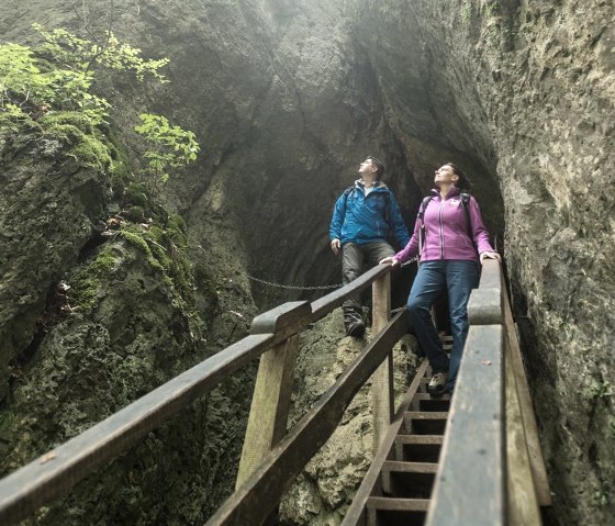 Treppe zur Buchenlochhöhle, © Eifel Tourismus GmbH, Dominik Ketz