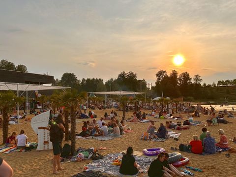 Veel mensen bij zonsondergang aan de Zülpicher See