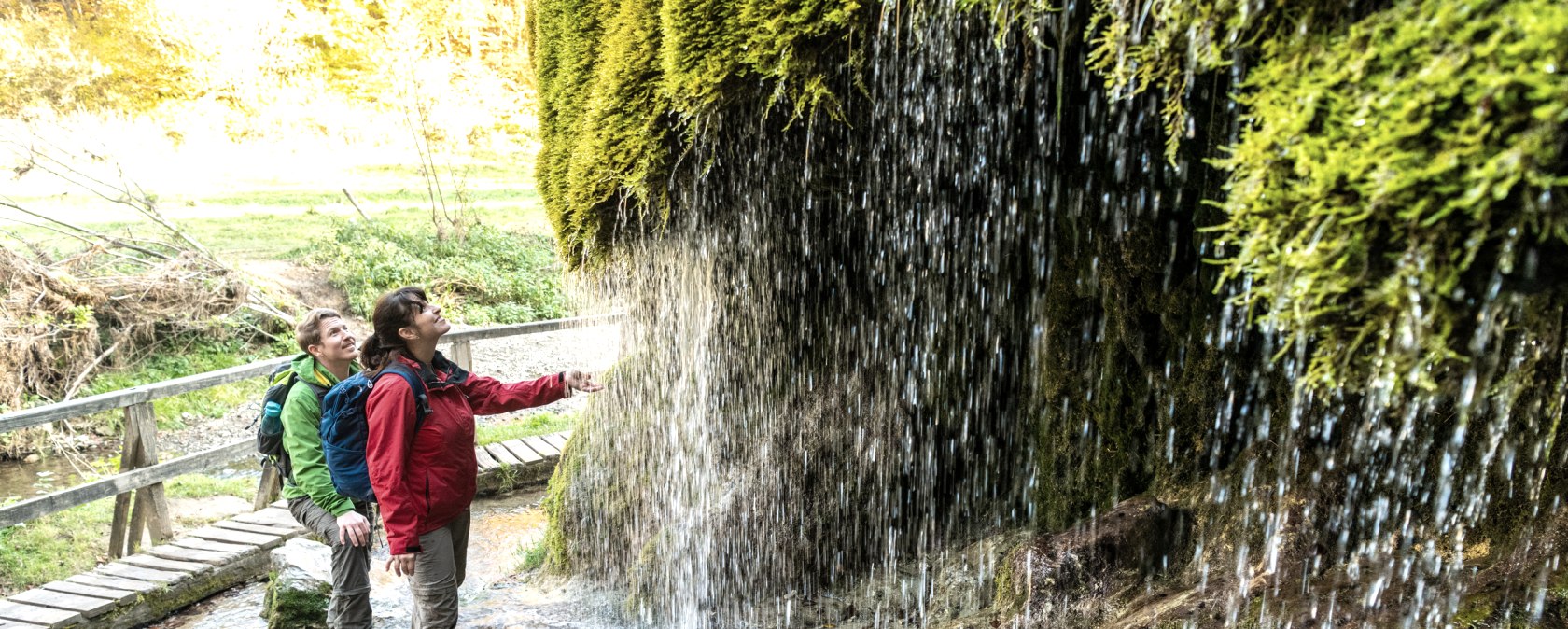 Refreshment at the Dreimühlen waterfall on the Eifelsteig trail, © Eifel Tourismus GmbH, D. Ketz