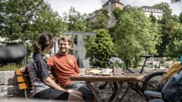 Radfahrer am Hotel-Café Schlossblick, Blankenheim, © Eifel Tourismus GmbH, Dominik Ketz