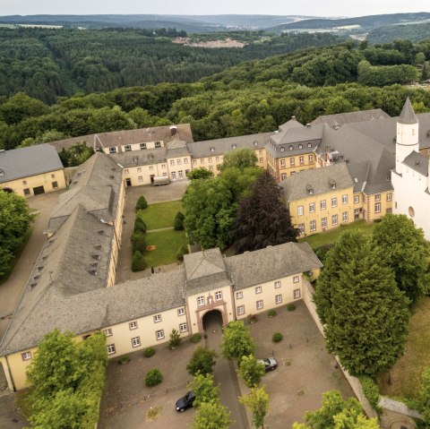 Luchtfoto van het klooster Steinfeld op de Eifelsteig, © Eifel Tourismus/D. Ketz