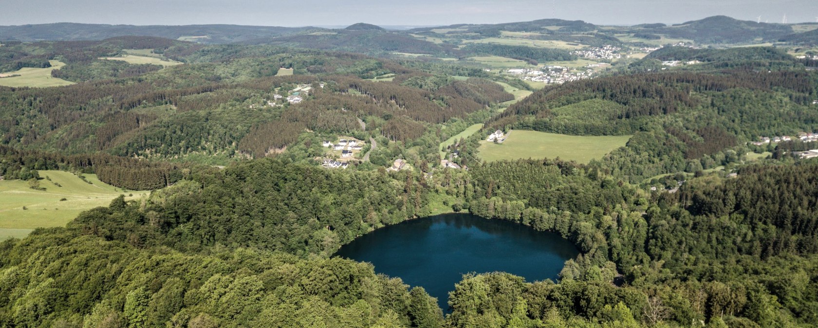 Blick auf das Gemündener Maar und Dronketurm, © Eifel Tourismus GmbH, D. Ketz