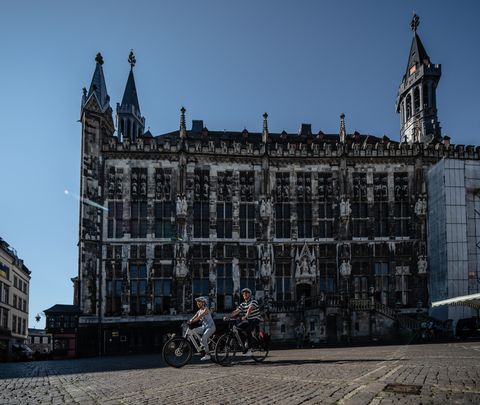 Das Rathaus von Aachen im gotischen Stil.