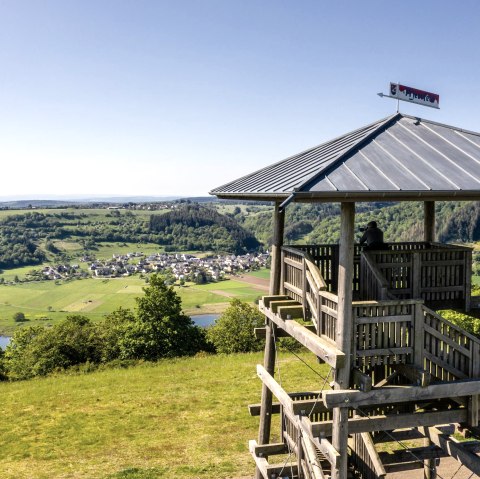 Meerfelder Maar und Turm Landesblick, &copy; GesundLand Vulkaneifel GmbH/D. Ketz