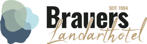 Het logo van Brauers Landarthotel toont de tekst "Brauers" in grote, zwarte letters. Daaronder staat "Landarthotel" in een elegante, gouden Schrift, met een verwijzing naar het oprichtingsjaar 1904.