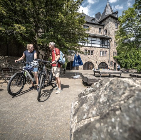 Per Rad zur Burg Blankenheim, © Eifel Tourismus GmbH, Dennis Stratmann - finanziert durch REACT-EU