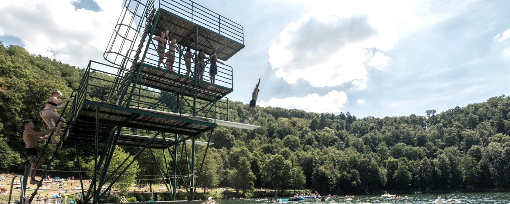 Naturfreibad Gem&uuml;ndener Maar mit Sprungturm, &copy; Rheinland-Pfalz Tourismus GmbH, D. Ketz