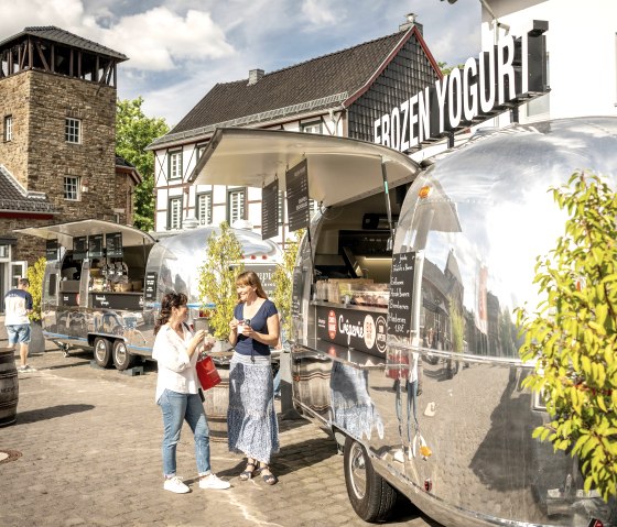 Shopping-Pause vor dem Orchheimer Tor, &copy; Eifel Tourismus GmbH, Dominik Ketz
