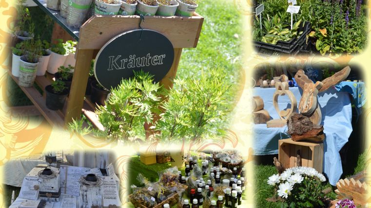 Ein hübscher Marktstand mit verschiedenen Kräutern und Pflanzen. Im Hintergrund sind Flaschen und eine Holzfigur zu sehen, die eine natürliche Atmosphäre schaffen.