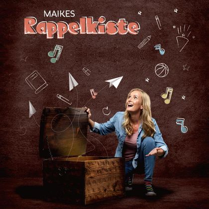 Verbaasde vrouw die een houten kist opent