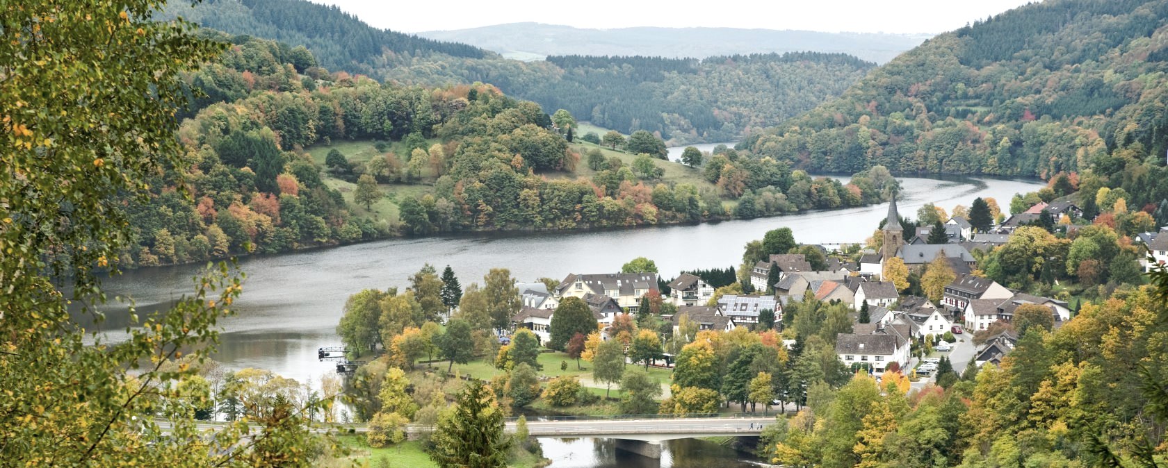 Rur-Olef-Route wandelroute: uitzicht op Einruhr, &copy; Rheinland-Pfalz Tourismus GmbH/D. Ketz