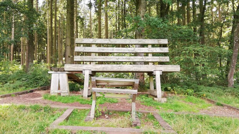 XXL-Bank in Frontansicht