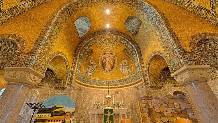 Innenraum der mit Millionen goldener Mosaiken verzierten Erlöserkirche mit Blick auf den Altar, über dem an der Decke Engelsfiguren wachen.