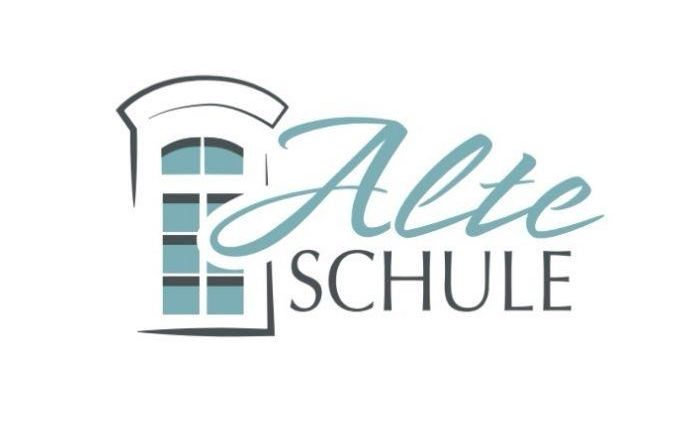 Een modern logo met de tekst "Alte Schule". Het bevat een gestileerde vensterillustratie en een elegante lettertype.