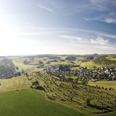 Uitzicht op de Calvarieberg en Alendorf op Eifelsteig etappe 7, © Eifel Tourismus GmbH, D. Ketz
