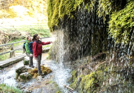 Verfrissing bij de Dreim&uuml;hlen waterval op de Eifelsteig, &copy; Eifel Tourismus GmbH, D. Ketz