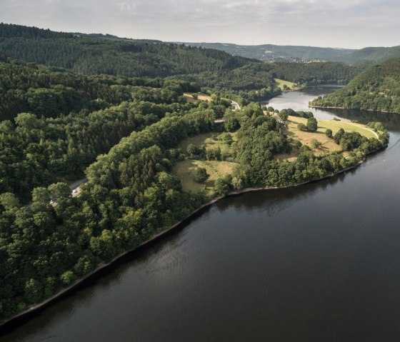 Uitzicht in het dal vanaf Einruhr op de Eifelsteig, © Eifel Tourismus/D. Ketz