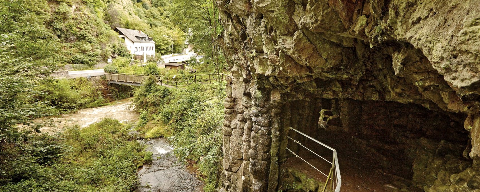 Elfengrotte/K&auml;segrotte Blick von oben, &copy; GesundLand Vulkaneifel/M. Rothbrust