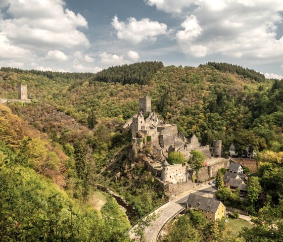 Manderscheid kastelen in de herfst, © Rheinland-Pfalz Tourismus GmbH, D. Ketz für Merian