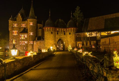 Kasteel Satzvey in een feestelijke kerstsfeer met verlichting.