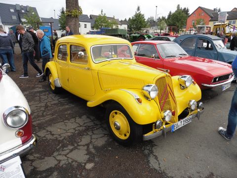 <p>Een gele oldtimer</p>