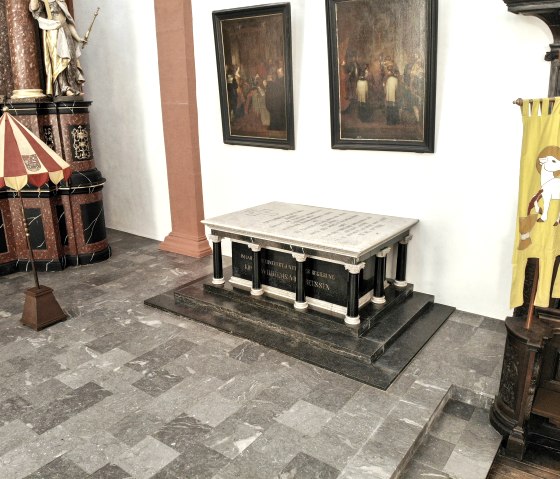 St Salvator Basiliek Pr&uuml;m, graf van keizer Lotharius, &copy; Tourist-Information Pr&uuml;mer Land, PM Studio