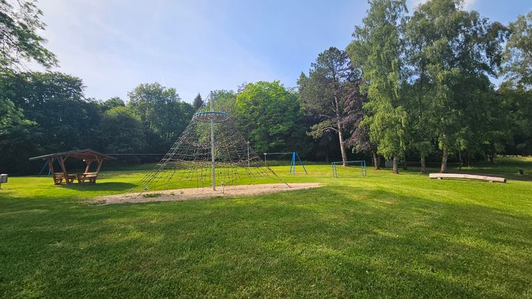 Groot klimtoestel voor kinderen op de weiland speelplaats.