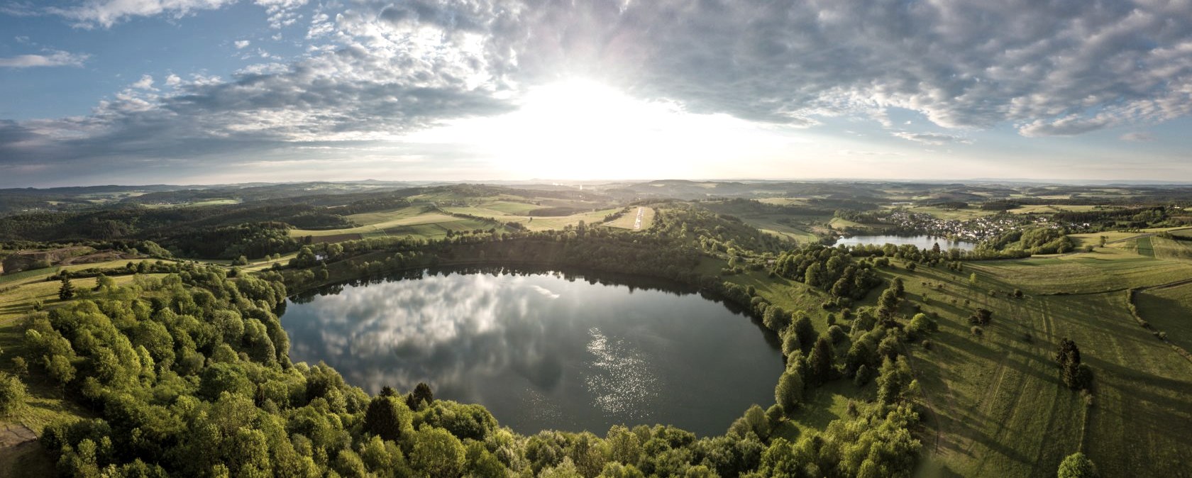 Weinfelder en Schalkenmehrener Maar, © Eifel Tourismus GmbH, D. Ketz