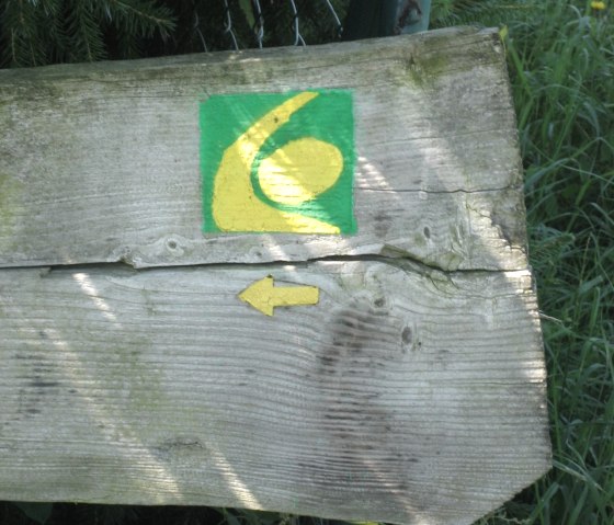 Auf B&auml;umen oder B&auml;nken finden sich Spr&uuml;hmarkierung in 2-farbiger Ausf&uuml;hrung, &copy; Eifel Tourismus