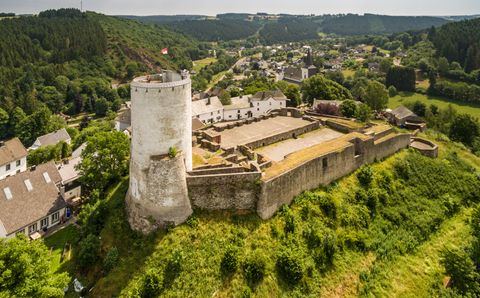 Luftaufnahme der Burg Reifferscheid mit umliegender Landschaft.