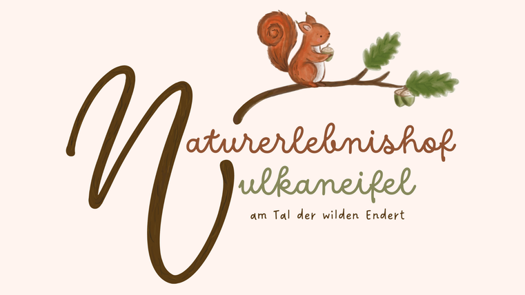 Een schattige eekhoorn zit op een tak. De tekst toont de naam "Natuurbelevingshof Vulkaneifel" en beschrijft de ligging in de vallei van de wilde Endert.