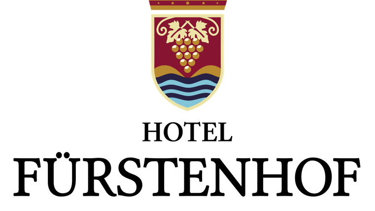 Een elegant logo van Hotel Fürstenhof in Mosel. Het toont een kroon, druiven en golven.