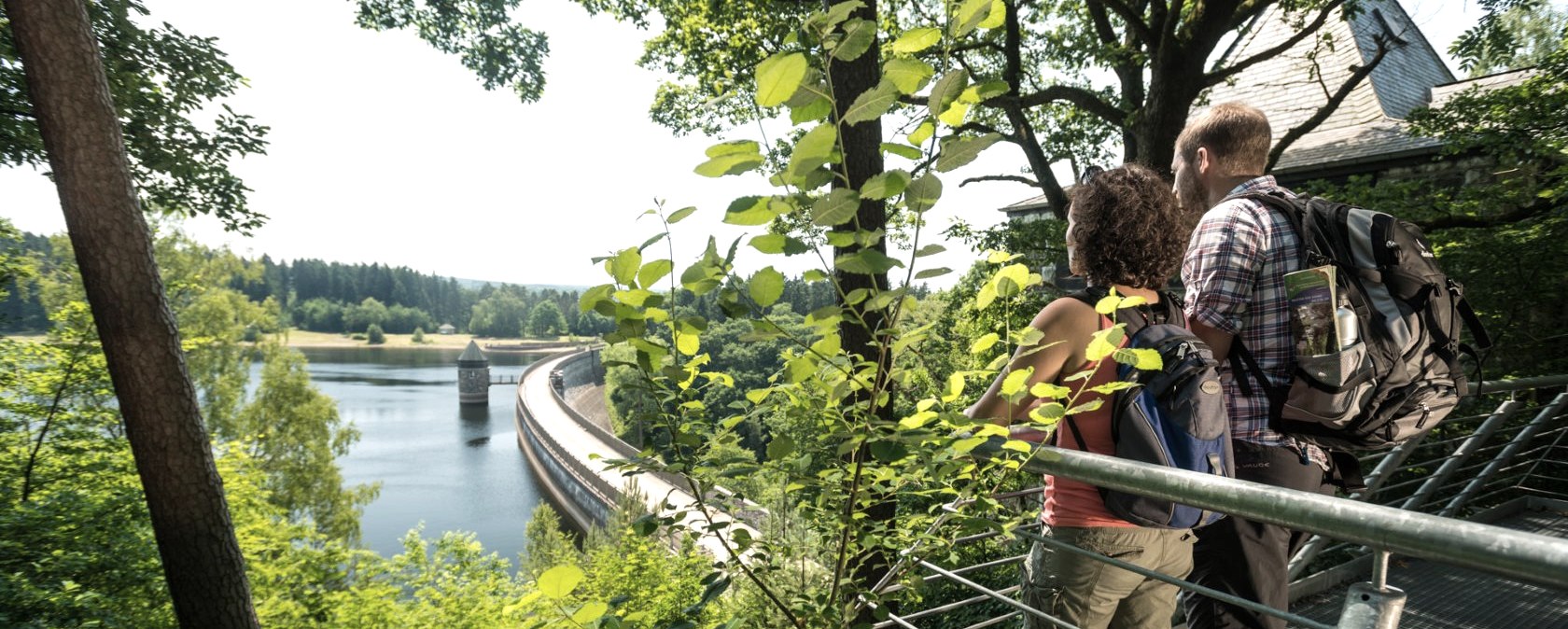 Hiking break with a view of the Dreilägerbach dam, © Eifel Tourismus GmbH/D. Ketz