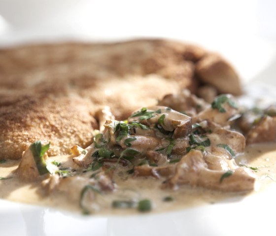 Landgasthaus "Zum Kreuzberg" Schnitzel, &copy; CC BY-SA Andreas Goltz